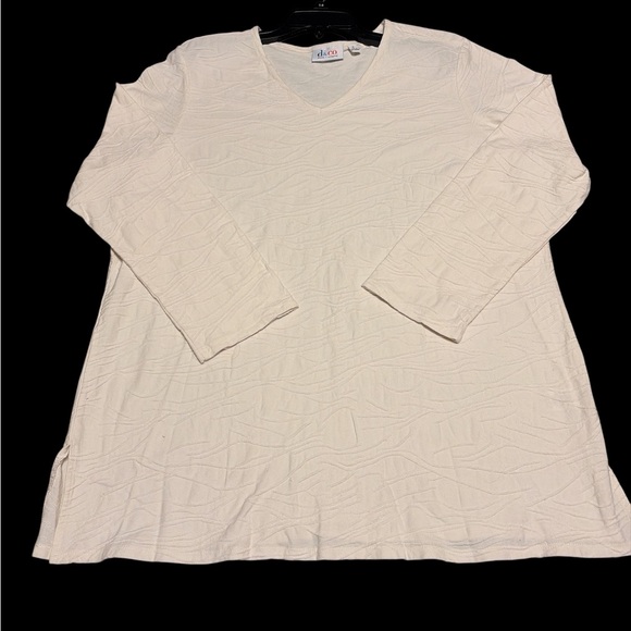 d&co Tops - Women's Cream V-Neck Tunic Top